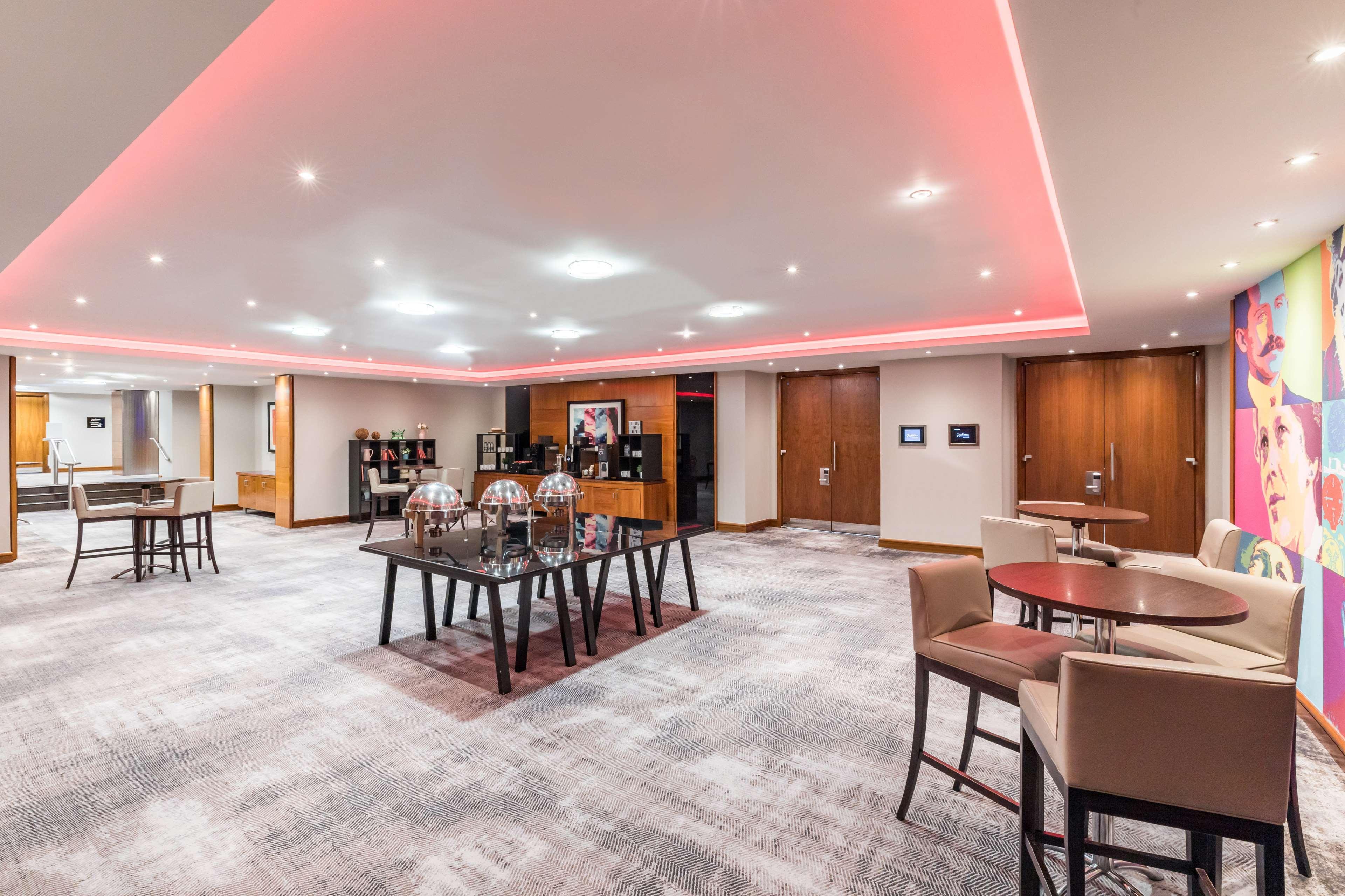 Отель Radisson Red London Heathrow Хармондсворт Экстерьер фото