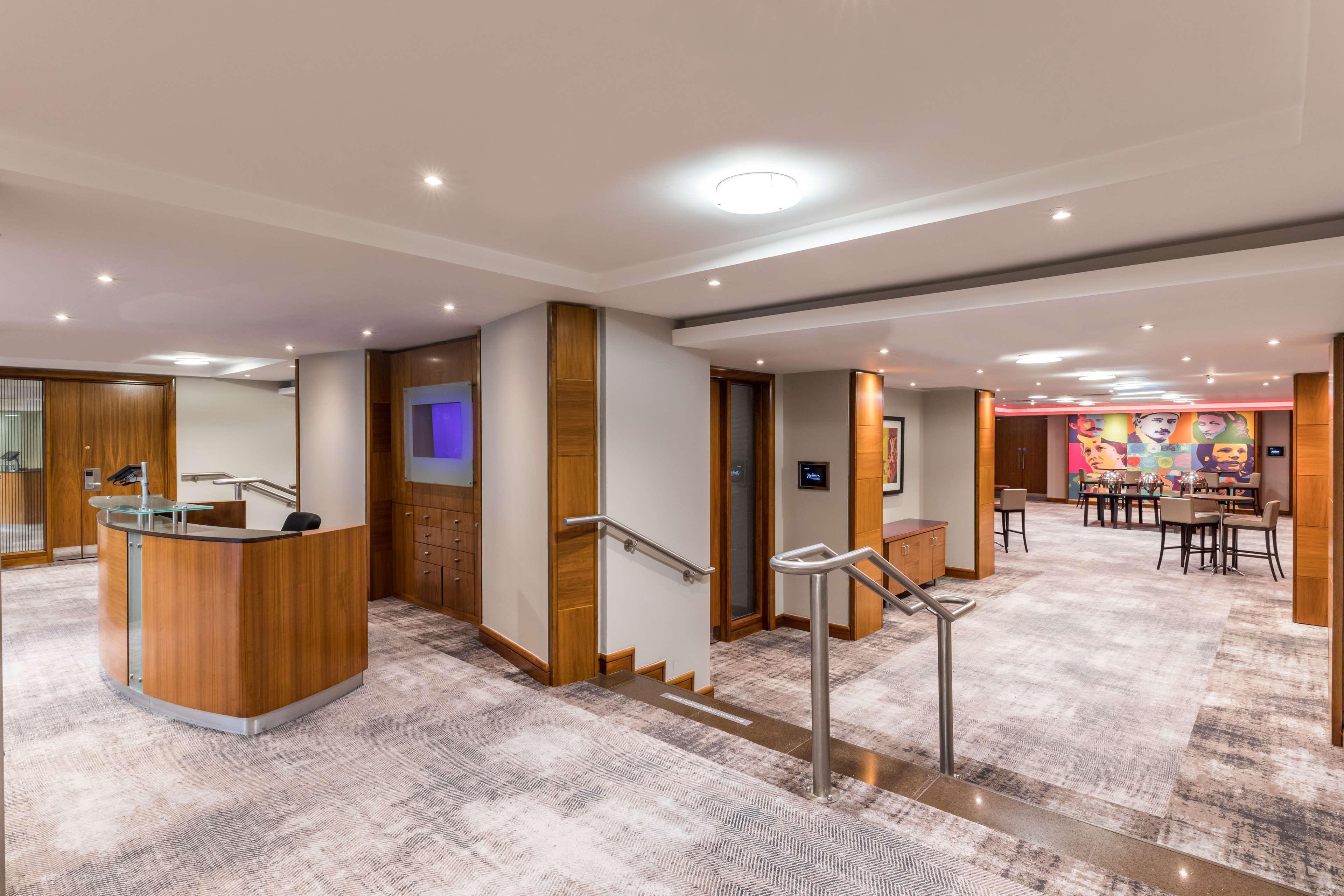 Отель Radisson Red London Heathrow Хармондсворт Экстерьер фото