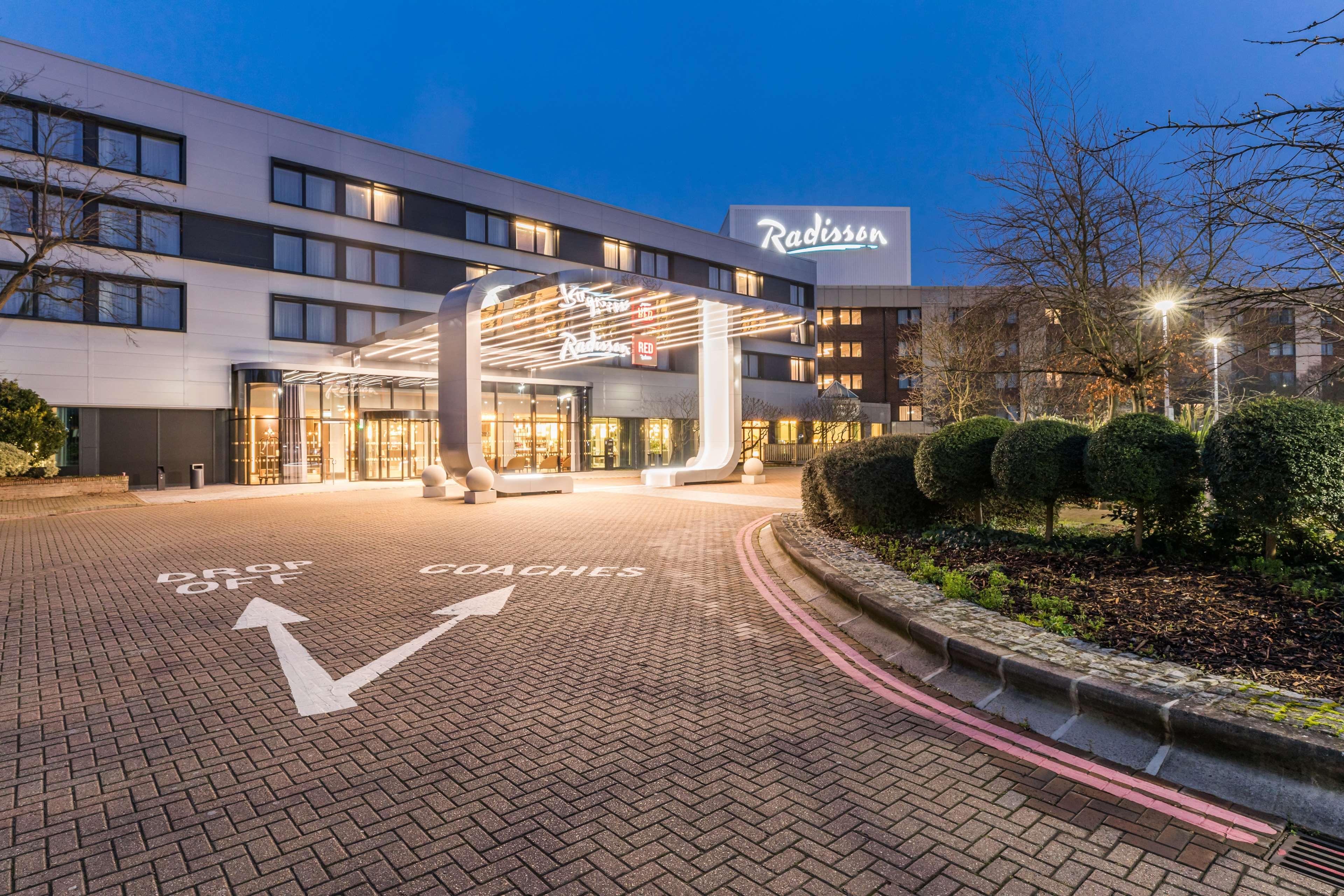 Отель Radisson Red London Heathrow Хармондсворт Экстерьер фото