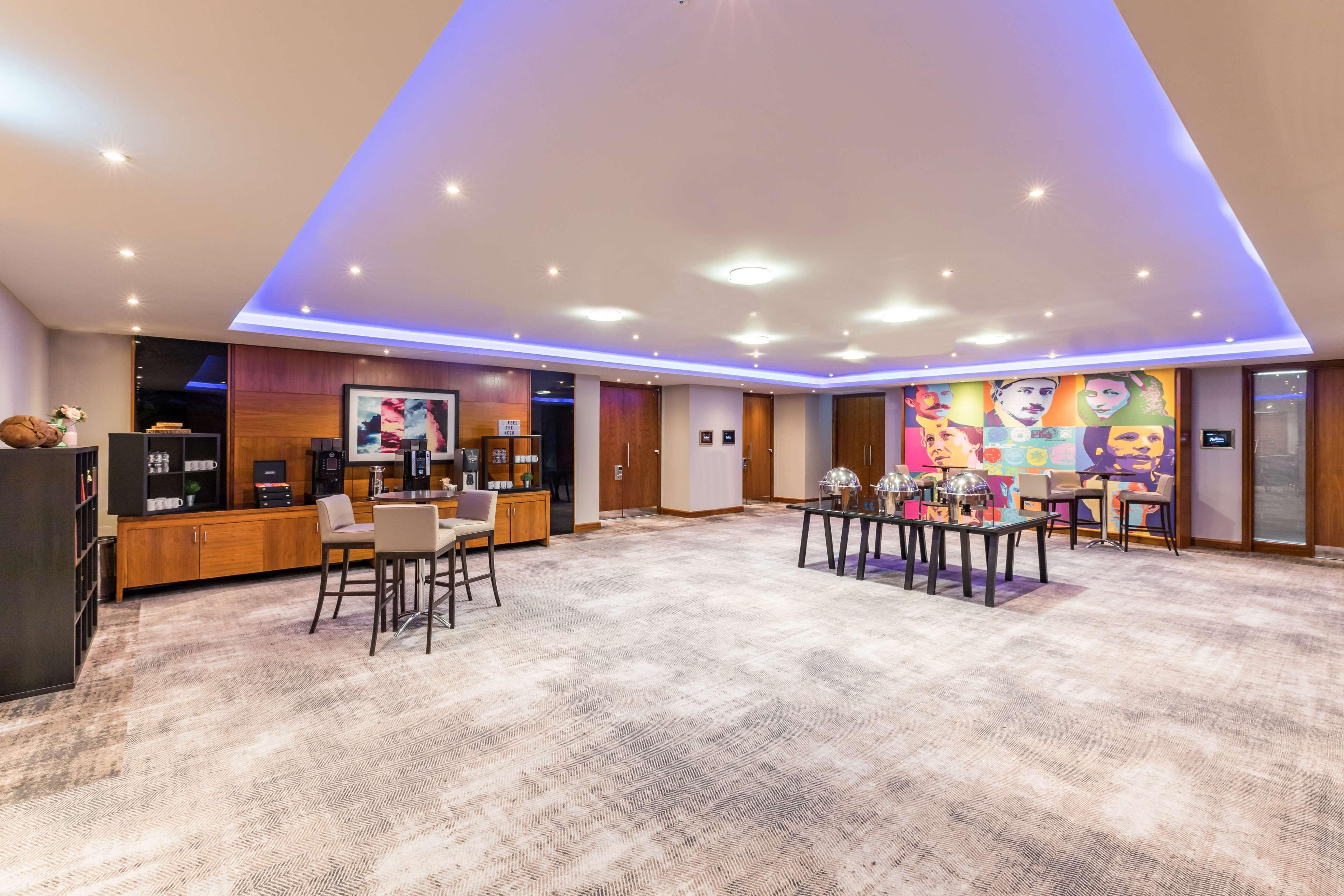 Отель Radisson Red London Heathrow Хармондсворт Экстерьер фото