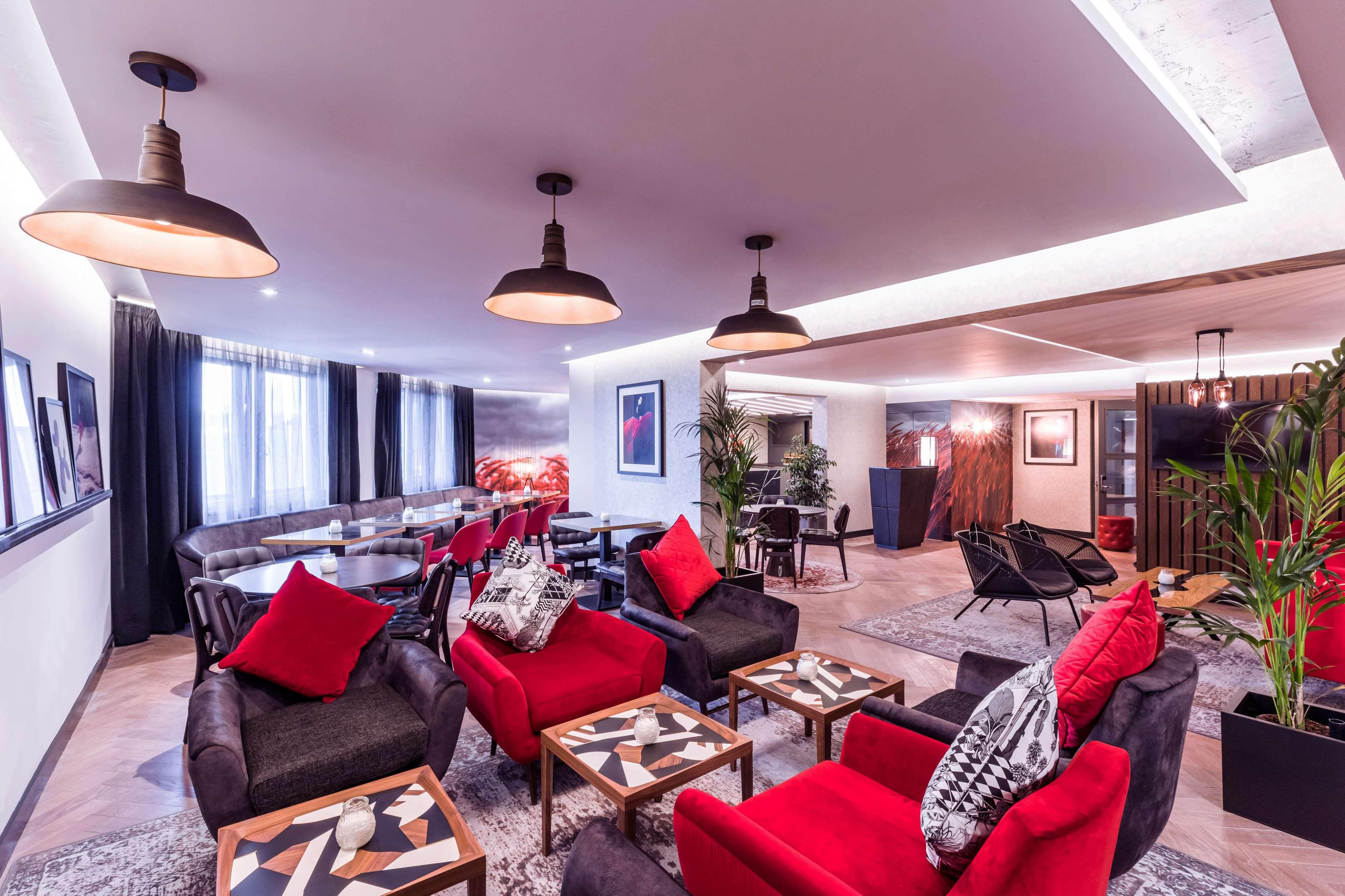 Отель Radisson Red London Heathrow Хармондсворт Экстерьер фото