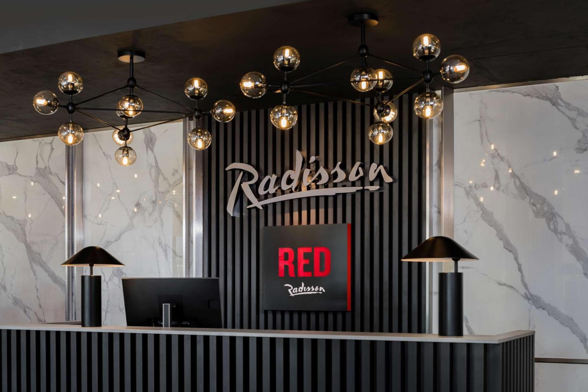 Отель Radisson Red London Heathrow Хармондсворт Экстерьер фото