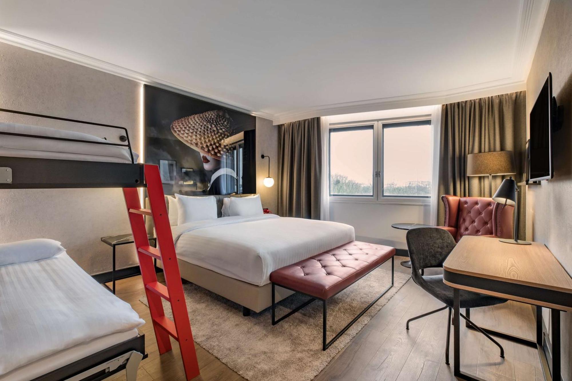 Отель Radisson Red London Heathrow Хармондсворт Экстерьер фото