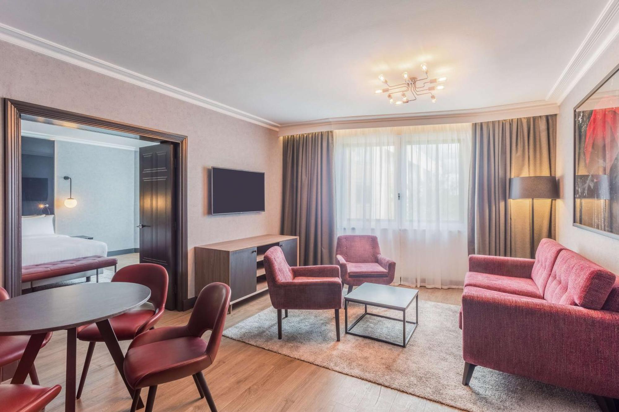 Отель Radisson Red London Heathrow Хармондсворт Экстерьер фото